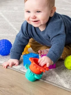 Coffret Balles, Cubes Et Gobelets Infantino Multicolore - Infantino -Magasin De Produits Pour Bébés De Qualité coffret balles cubes et gobelets infantino 2