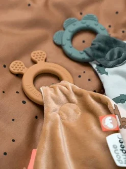 Doudou Plat Attache Sucette - DONE BY DEER Moutarde - Done By Deer -Magasin De Produits Pour Bébés De Qualité doudou plat attache sucette done by deer 2