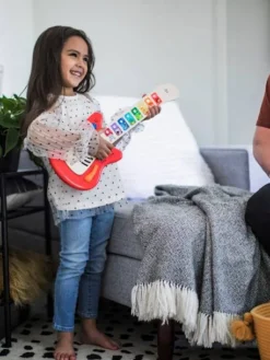 Guitare Connectée Magic Touch - HAPE Rouge - Hape -Magasin De Produits Pour Bébés De Qualité guitare connectee magic touch hape 2
