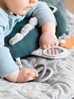 Peluche D'Activités Croco - DONE BY DEER Vert - Done By Deer -Magasin De Produits Pour Bébés De Qualité peluche dactivites croco done by deer 2