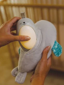 Veilleuse Bébé Otarie Douce Nuit 3 En 1 - INFANTINO Gris - Infantino -Magasin De Produits Pour Bébés De Qualité veilleuse bebe otarie douce nuit 3 en 1 infantino 3